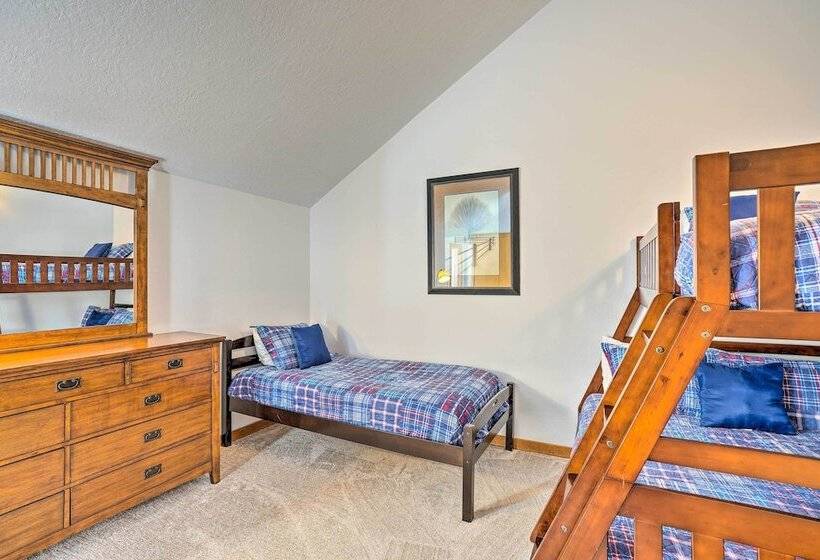 Hot Tub + Deck: Large Sunriver Home Near Skiing