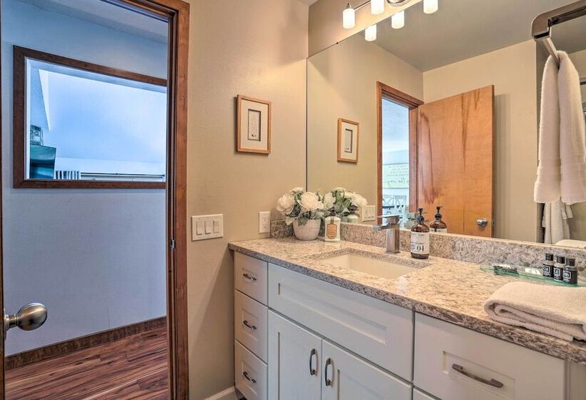 Hot Tub + Deck: Large Sunriver Home Near Skiing