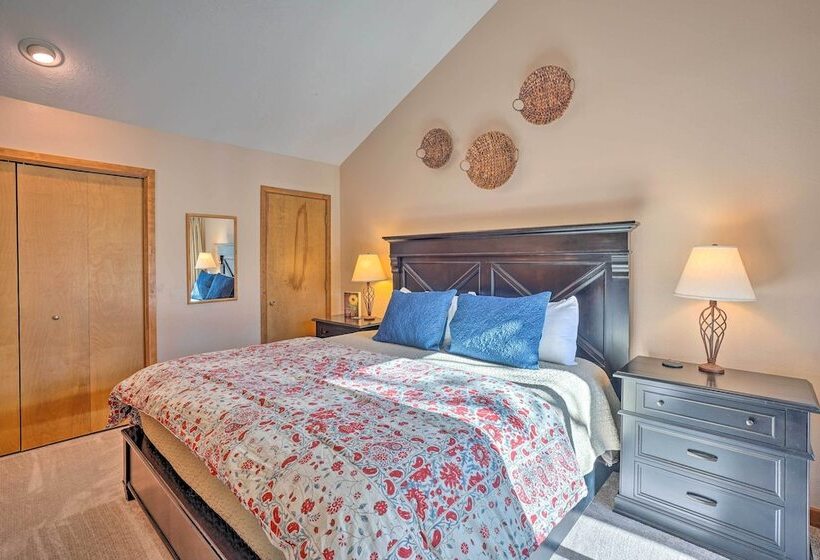 Hot Tub + Deck: Large Sunriver Home Near Skiing