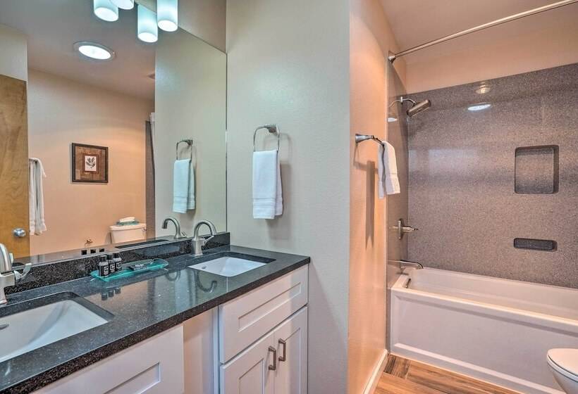 Hot Tub + Deck: Large Sunriver Home Near Skiing