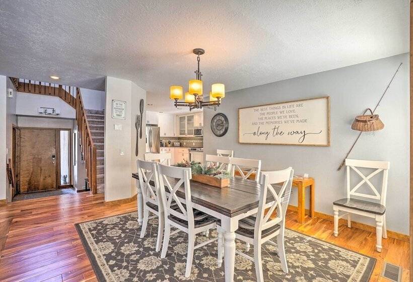 Hot Tub + Deck: Large Sunriver Home Near Skiing