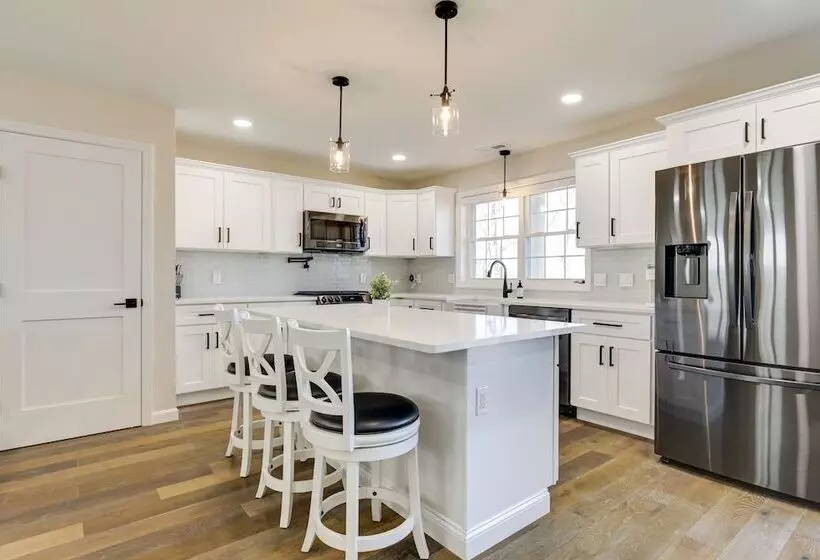 Renovated Family Home On Providence River!