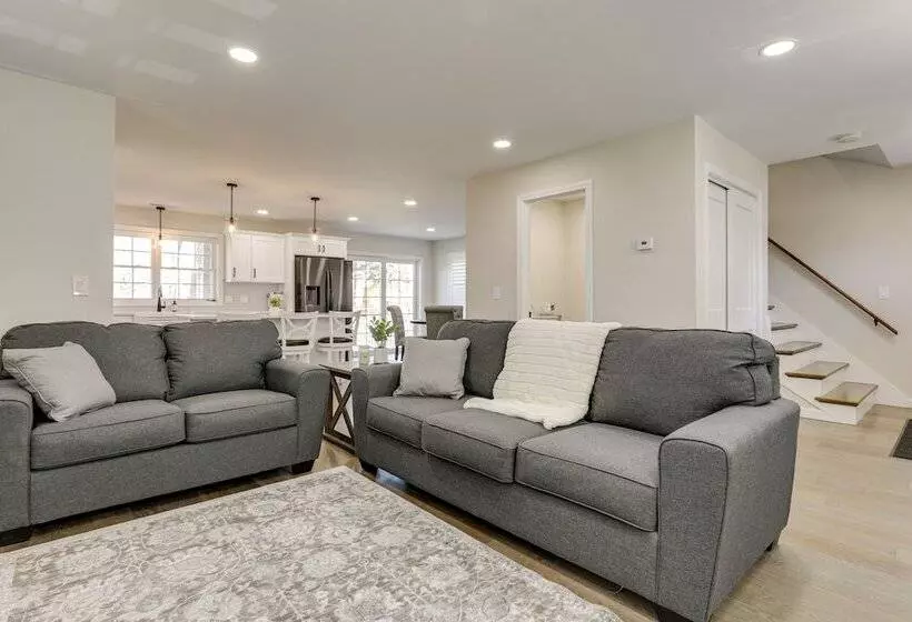 Renovated Family Home On Providence River!