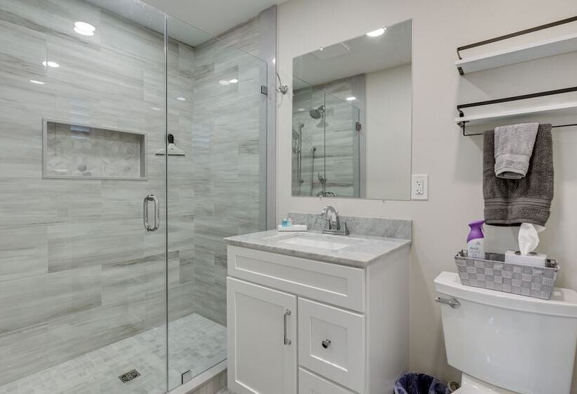 Renovated Family Home On Providence River!