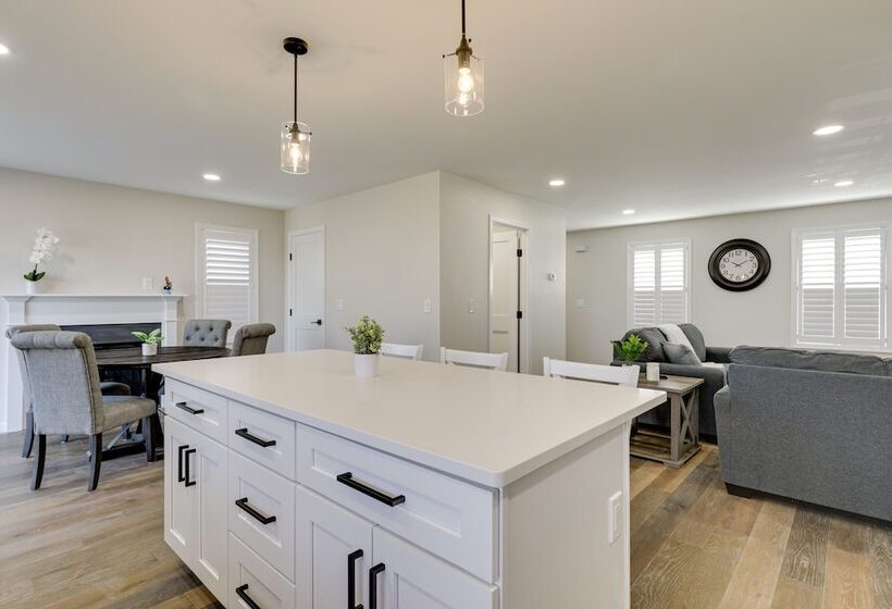 Renovated Family Home On Providence River!