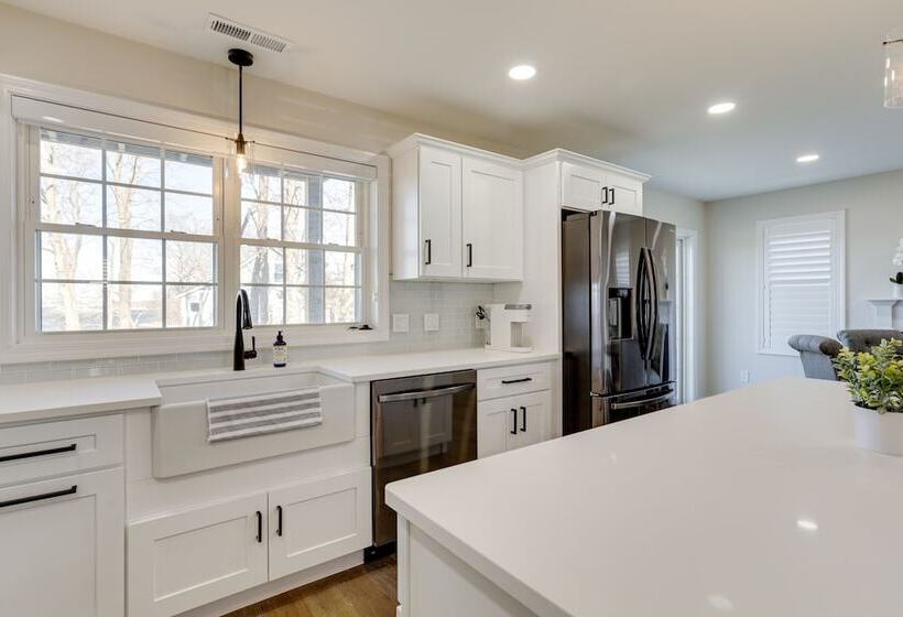 Renovated Family Home On Providence River!