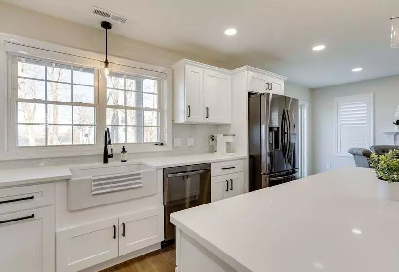 Renovated Family Home On Providence River!