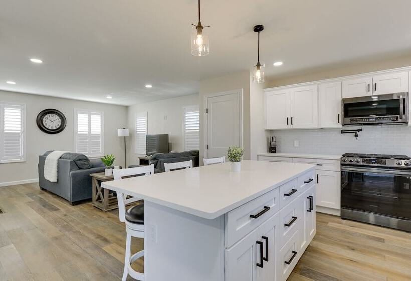 Renovated Family Home On Providence River!