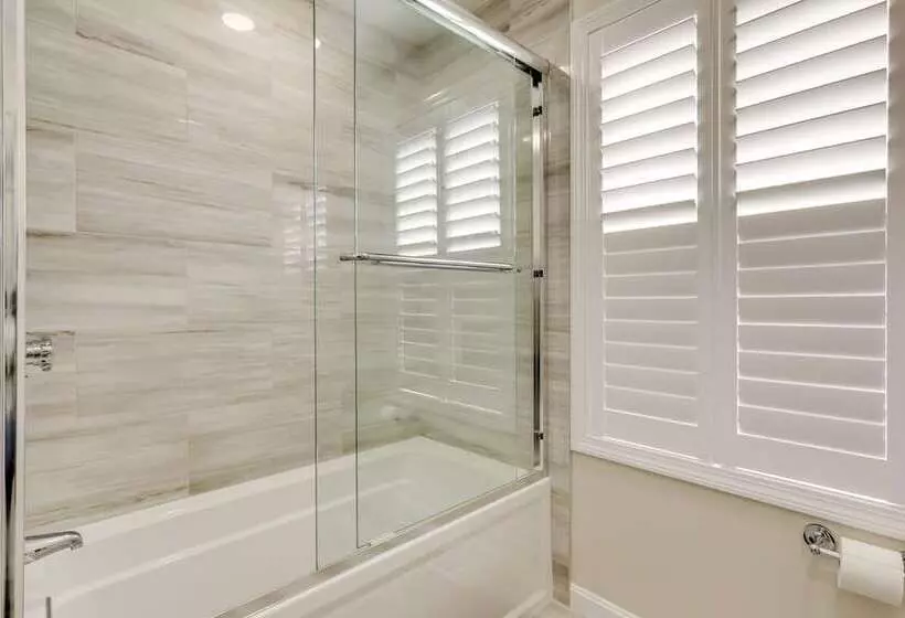 Renovated Family Home On Providence River!