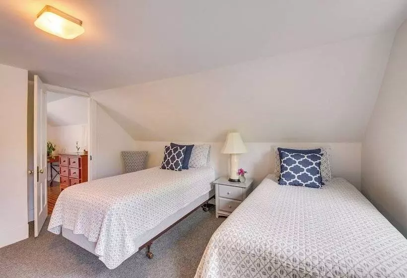 Rockland Home W/ Deck 5 Mins To Historic Downtown!