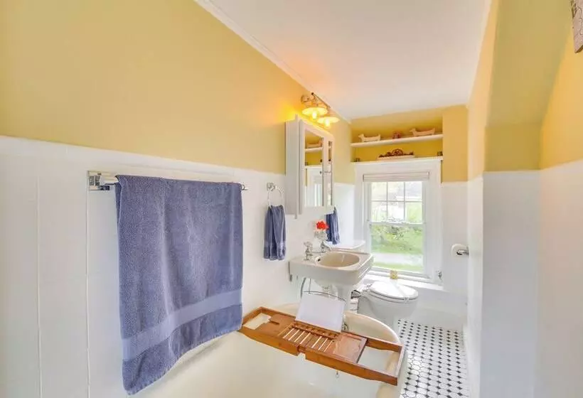 Rockland Home W/ Deck 5 Mins To Historic Downtown!