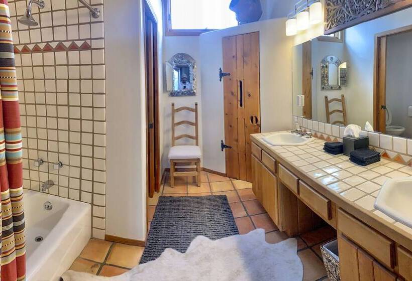 Santa Fe Sanctuary With Views At Every Turn