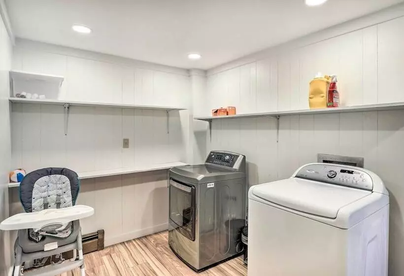 Stunning Views: Mountaintop Cabin In Burnsville!