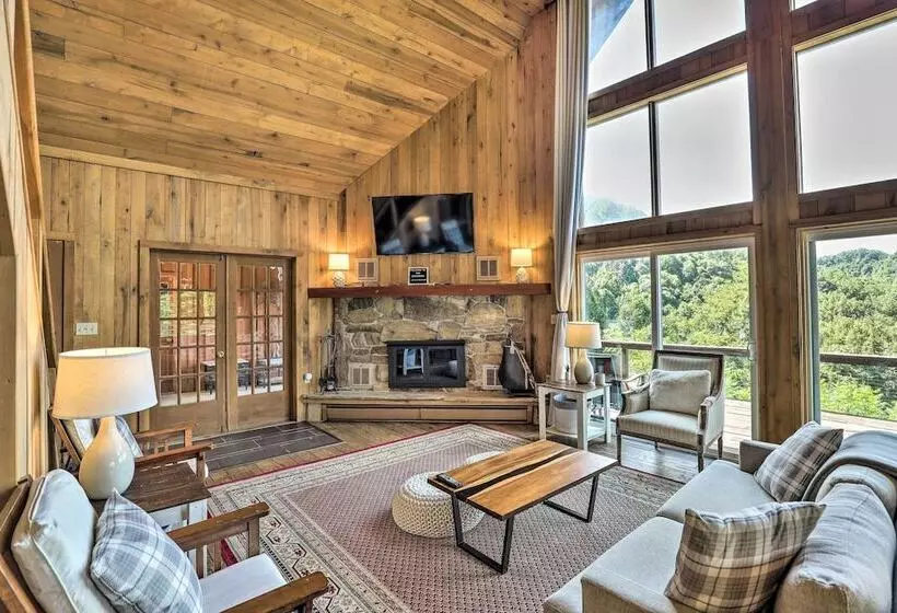 Stunning Views: Mountaintop Cabin In Burnsville!