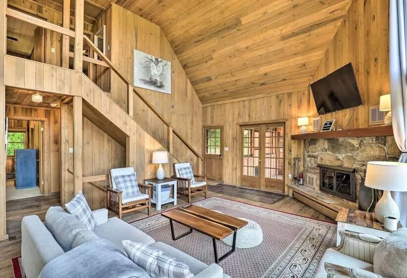 Stunning Views: Mountaintop Cabin In Burnsville!