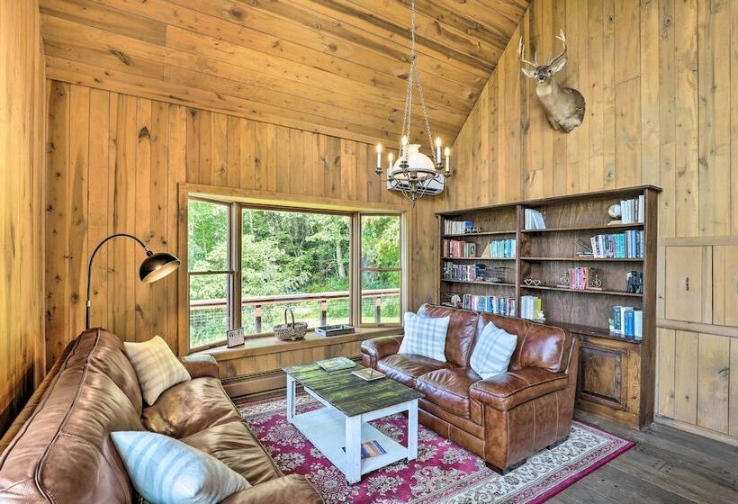 Stunning Views: Mountaintop Cabin In Burnsville!
