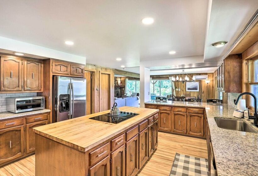 Stunning Views: Mountaintop Cabin In Burnsville!