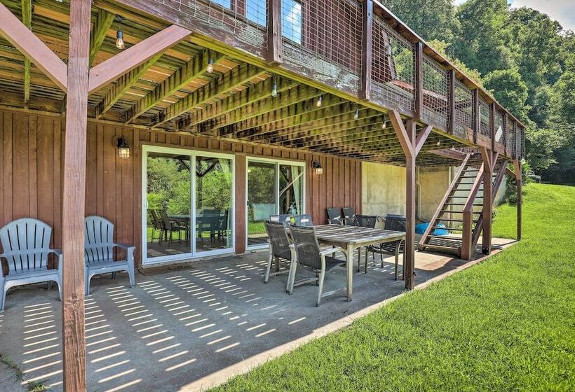 Stunning Views: Mountaintop Cabin In Burnsville!