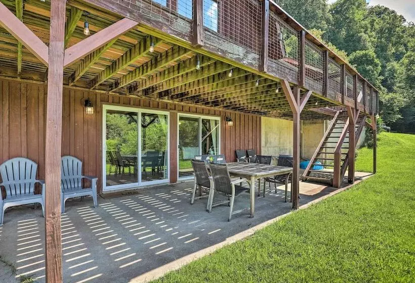 Stunning Views: Mountaintop Cabin In Burnsville!