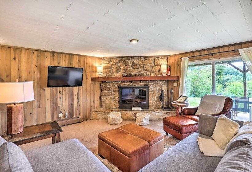 Stunning Views: Mountaintop Cabin In Burnsville!