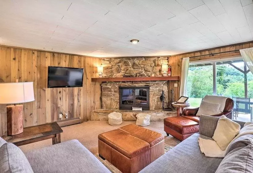 Stunning Views: Mountaintop Cabin In Burnsville!