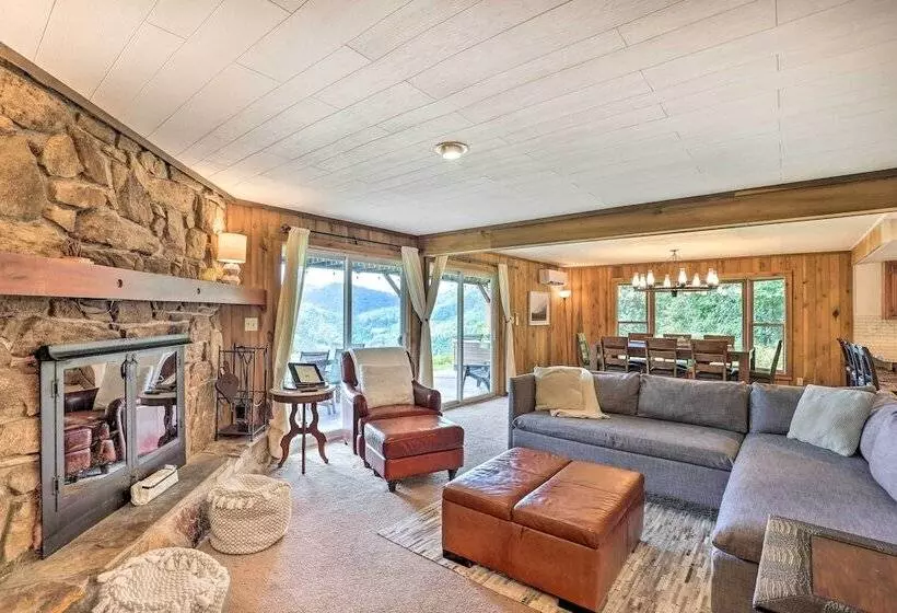 Stunning Views: Mountaintop Cabin In Burnsville!