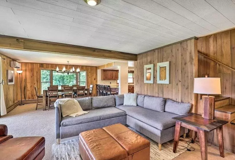 Stunning Views: Mountaintop Cabin In Burnsville!