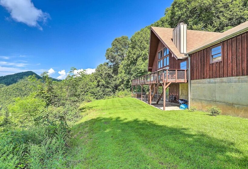 Stunning Views: Mountaintop Cabin In Burnsville!