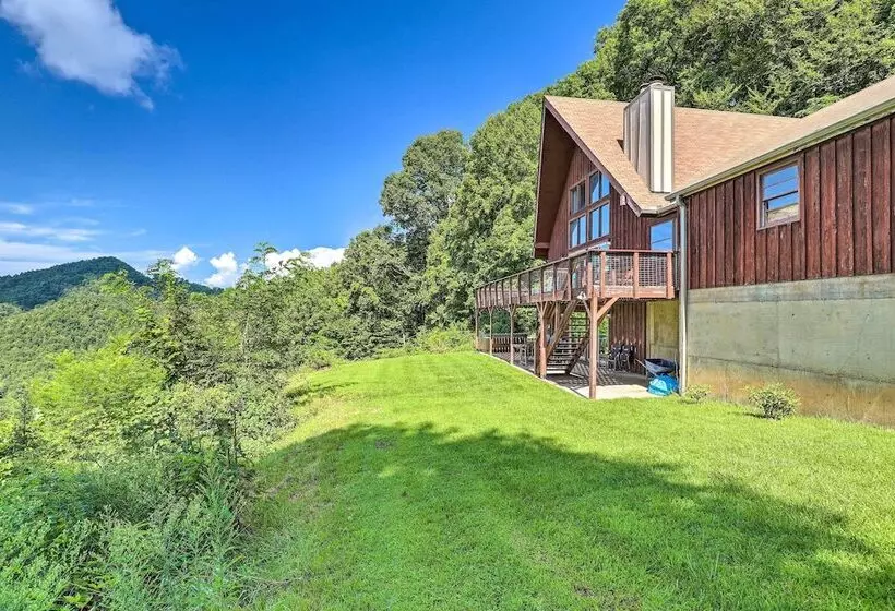 Stunning Views: Mountaintop Cabin In Burnsville!