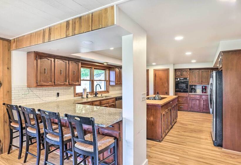 Stunning Views: Mountaintop Cabin In Burnsville!