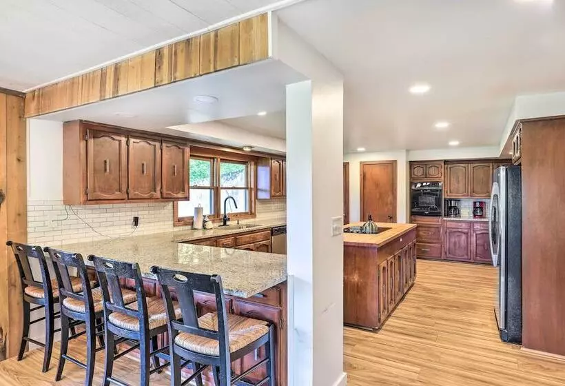 Stunning Views: Mountaintop Cabin In Burnsville!