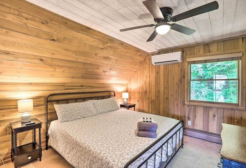 Stunning Views: Mountaintop Cabin In Burnsville!