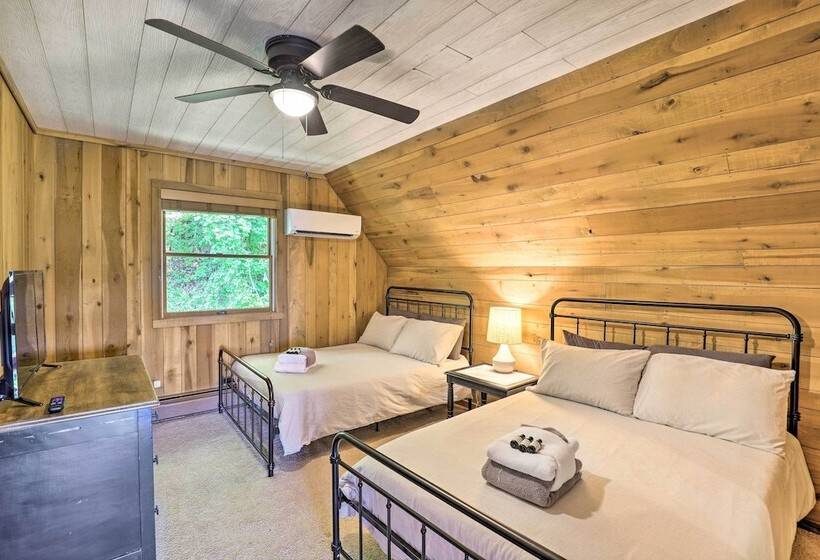 Stunning Views: Mountaintop Cabin In Burnsville!