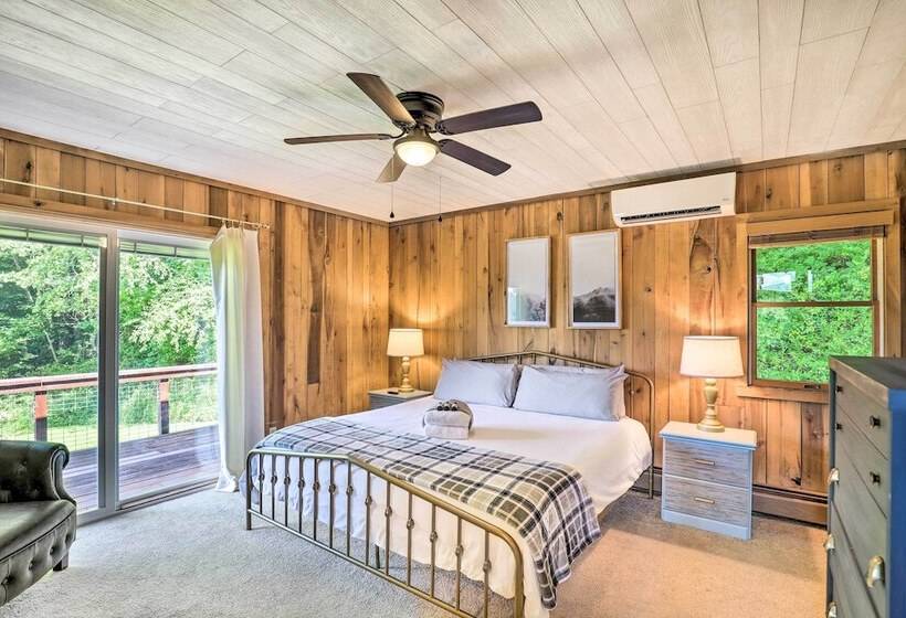 Stunning Views: Mountaintop Cabin In Burnsville!