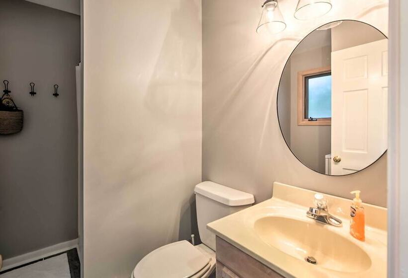 Serene Hideaway With Views, 1 Mi To Hike & Ski!