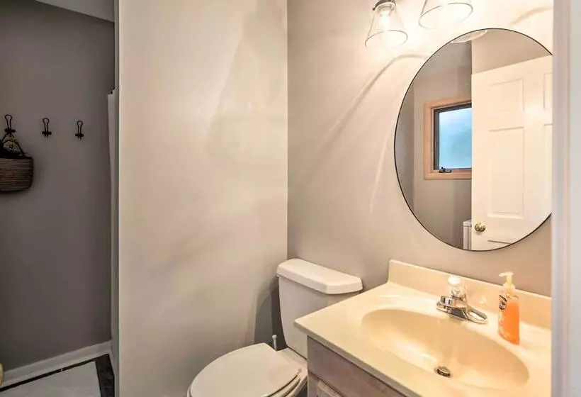 Serene Hideaway With Views, 1 Mi To Hike & Ski!