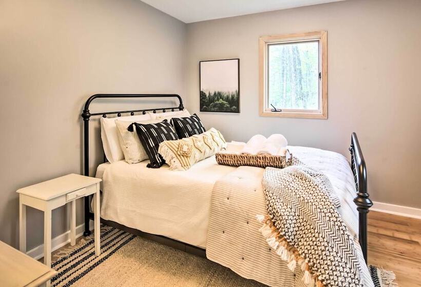 Serene Hideaway With Views, 1 Mi To Hike & Ski!