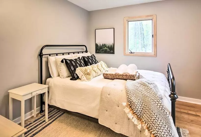 Serene Hideaway With Views, 1 Mi To Hike & Ski!