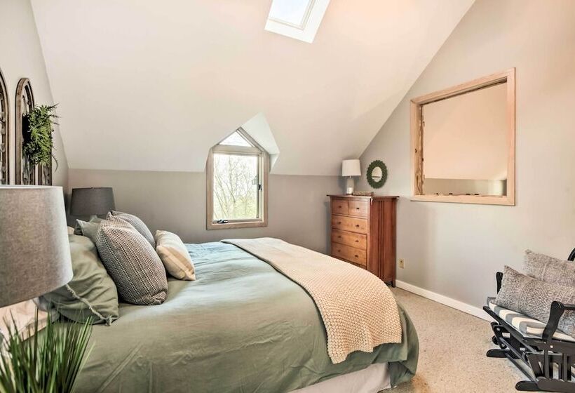 Serene Hideaway With Views, 1 Mi To Hike & Ski!