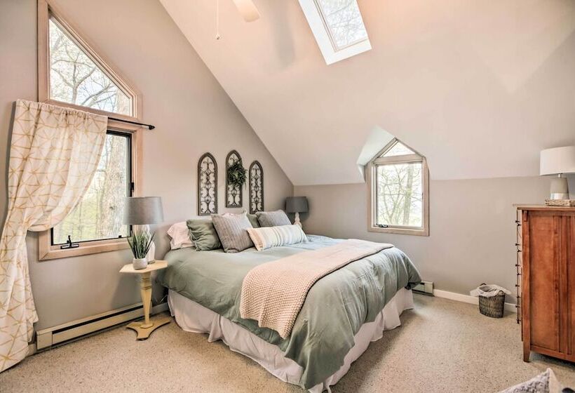 Serene Hideaway With Views, 1 Mi To Hike & Ski!