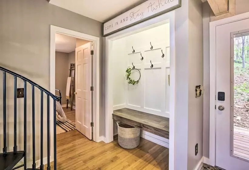 Serene Hideaway With Views, 1 Mi To Hike & Ski!