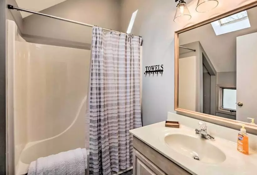 Serene Hideaway With Views, 1 Mi To Hike & Ski!