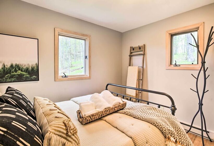 Serene Hideaway With Views, 1 Mi To Hike & Ski!