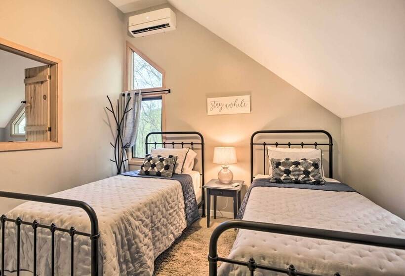 Serene Hideaway With Views, 1 Mi To Hike & Ski!