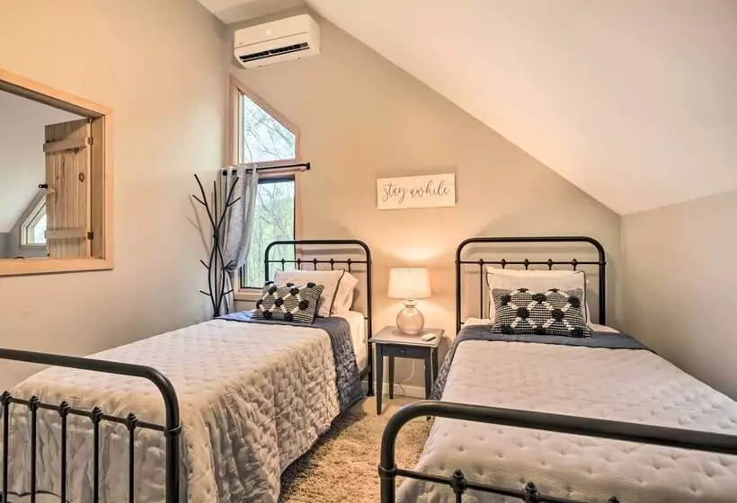 Serene Hideaway With Views, 1 Mi To Hike & Ski!