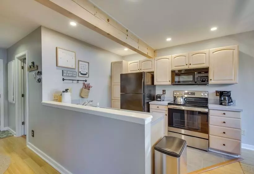 Serene Hideaway With Views, 1 Mi To Hike & Ski!