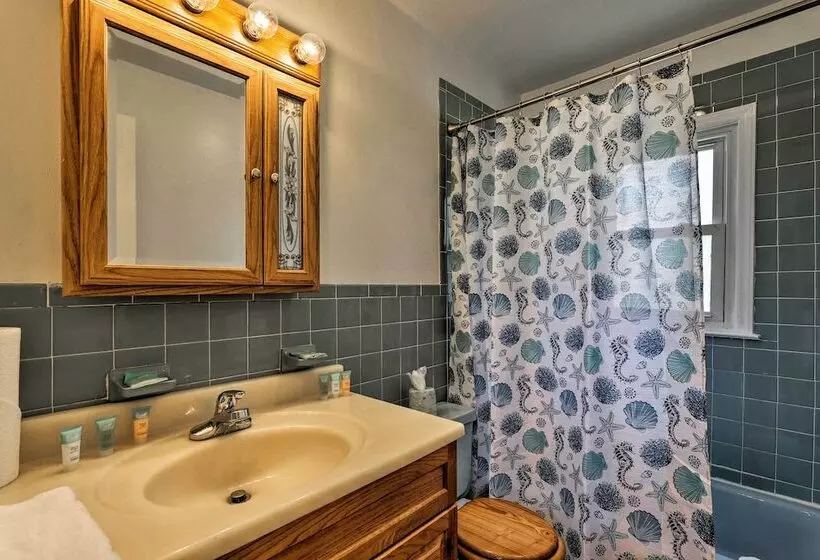 Spacious Mount Pleasant Home: 5 Mi To Beach