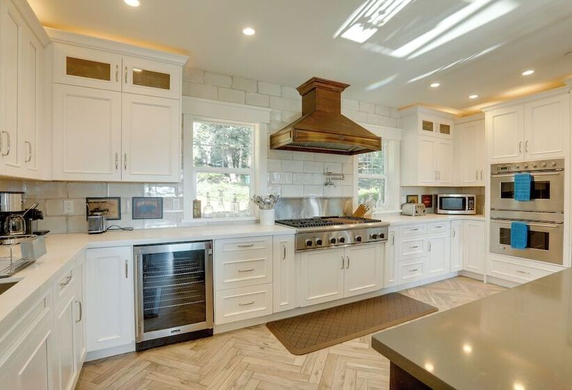 Stunning Luxury Home W/ Lake Tahoe Views & Hot Tub