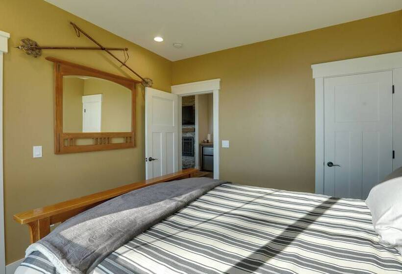 Stunning Luxury Home W/ Lake Tahoe Views & Hot Tub