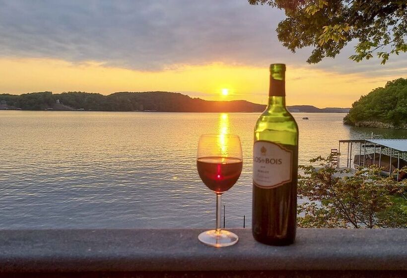 Sunny Providence Cottage Retreat W/ Dock, Kayaks